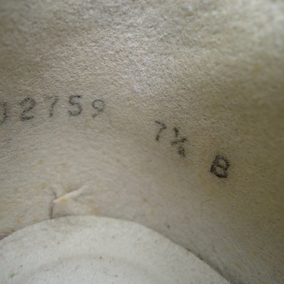 SIZE 7.5. Stuart Weitzman VTG gold /metallic leather shoes. - Picture 16 of 16